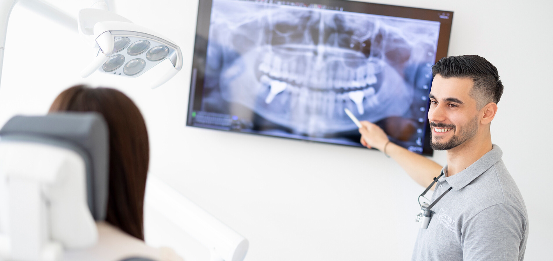  Röntgenaufnahmen Besprechung in der Zahnarztpraxis in München Giesing
